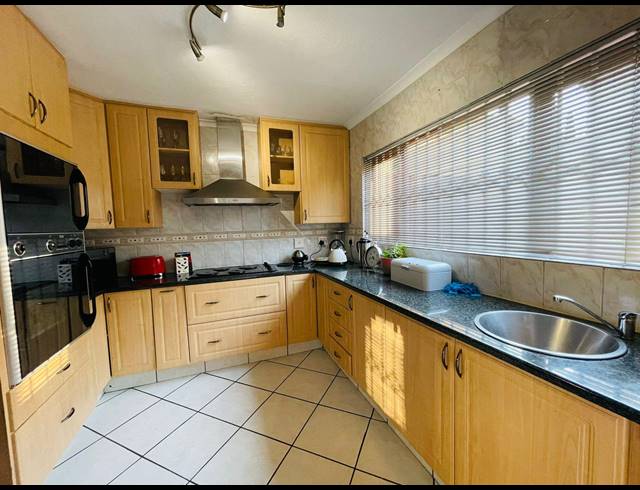 4 BEDROOM FREEHOLD FOR SALE IN FOURWAYS